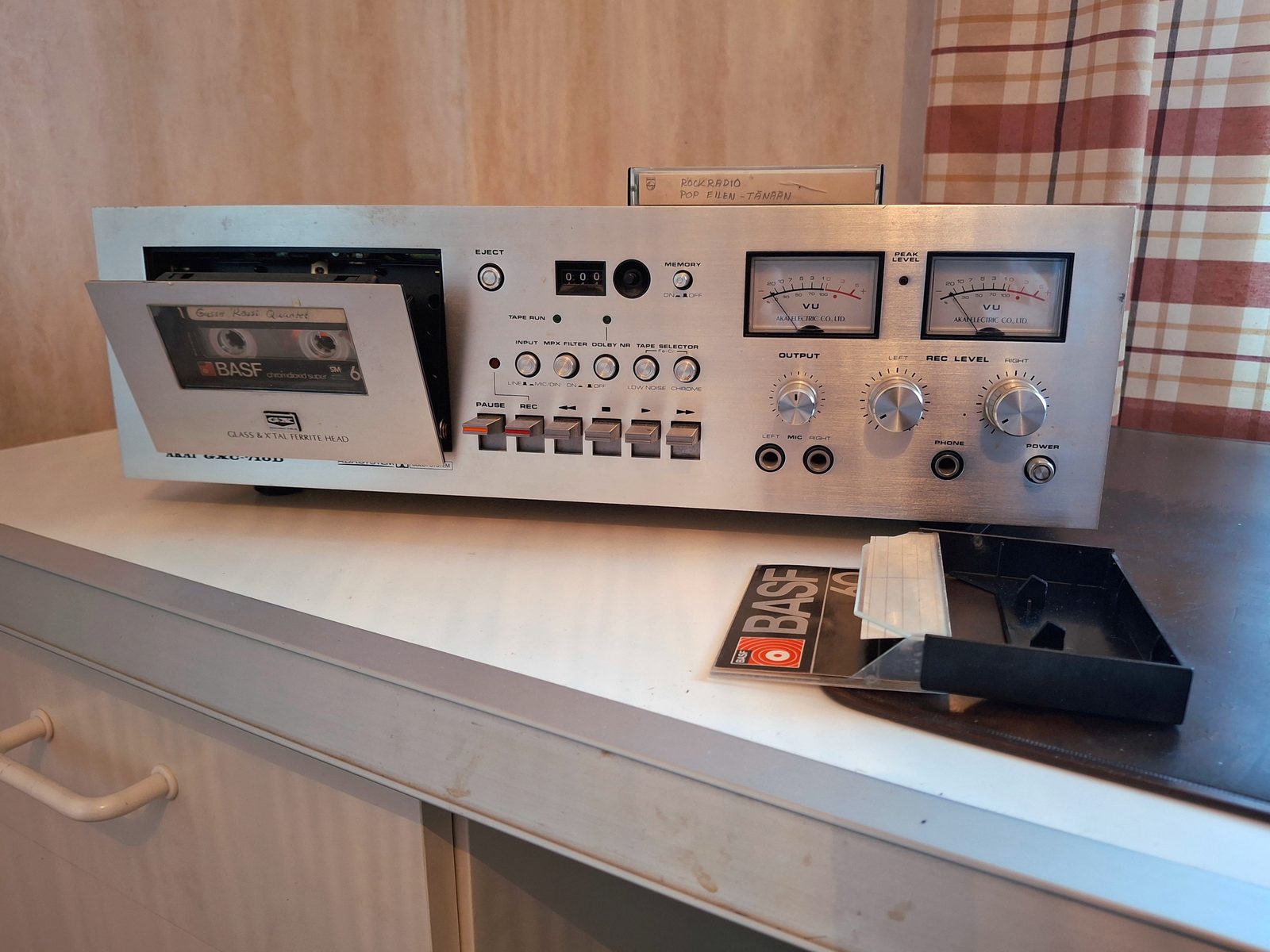 Magnétoscope cassette Akai GXC-710D des années 1970, cassette BASF éjectée, prêt pour numérisation